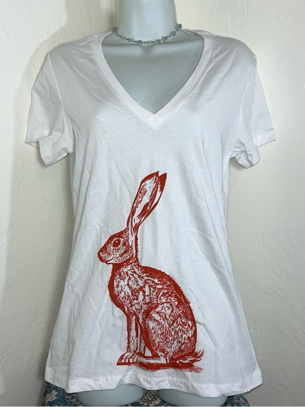 Graphic Bunny V-Neck Tee - White with Rust Print Size XL